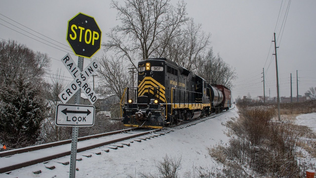 GP9 On The Mainline - Kendallville Terminal Railway