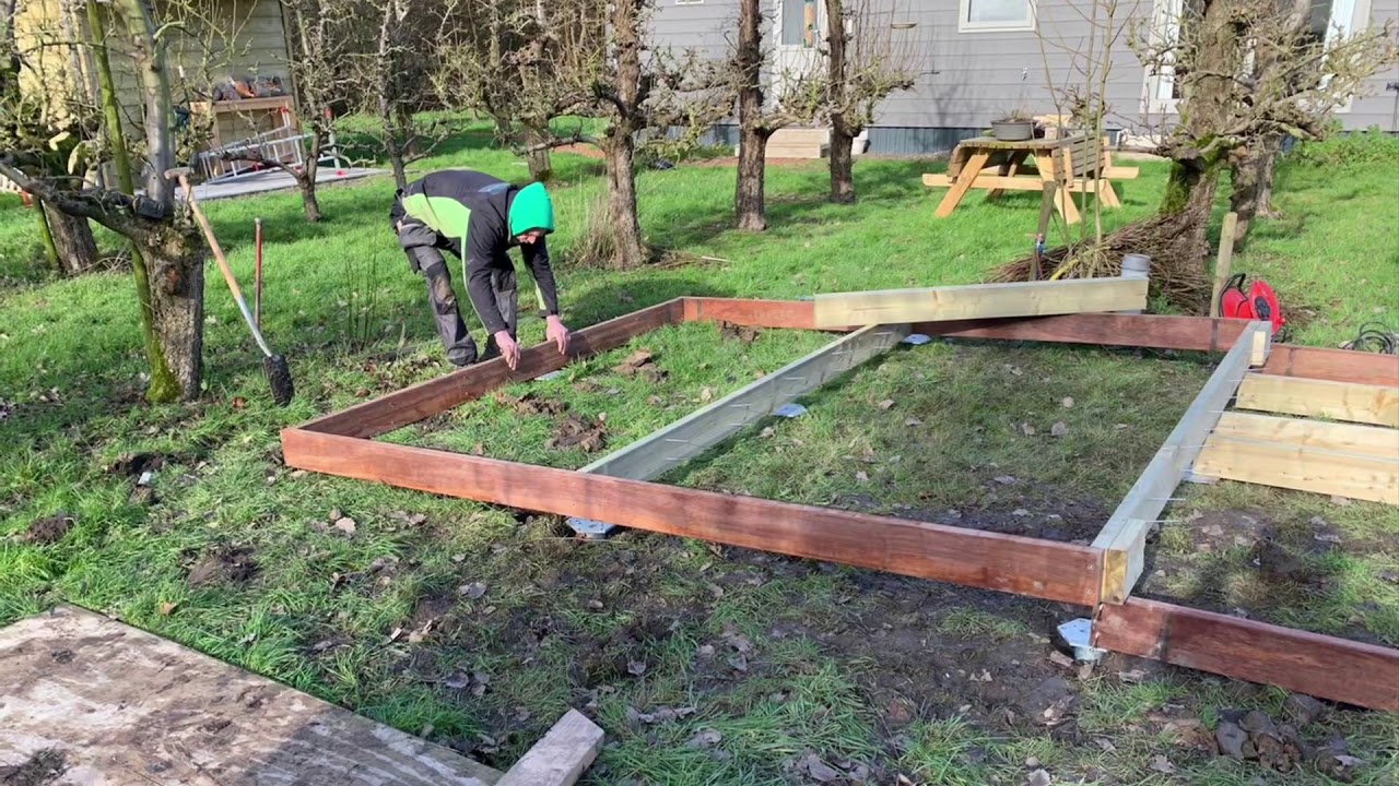Maatwerk blokhut gezet op een schroeffundering.