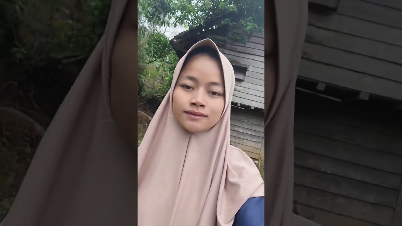Bosen di rumah sendiri hari ini ikut suami kerja di kebun sebrang ☺️