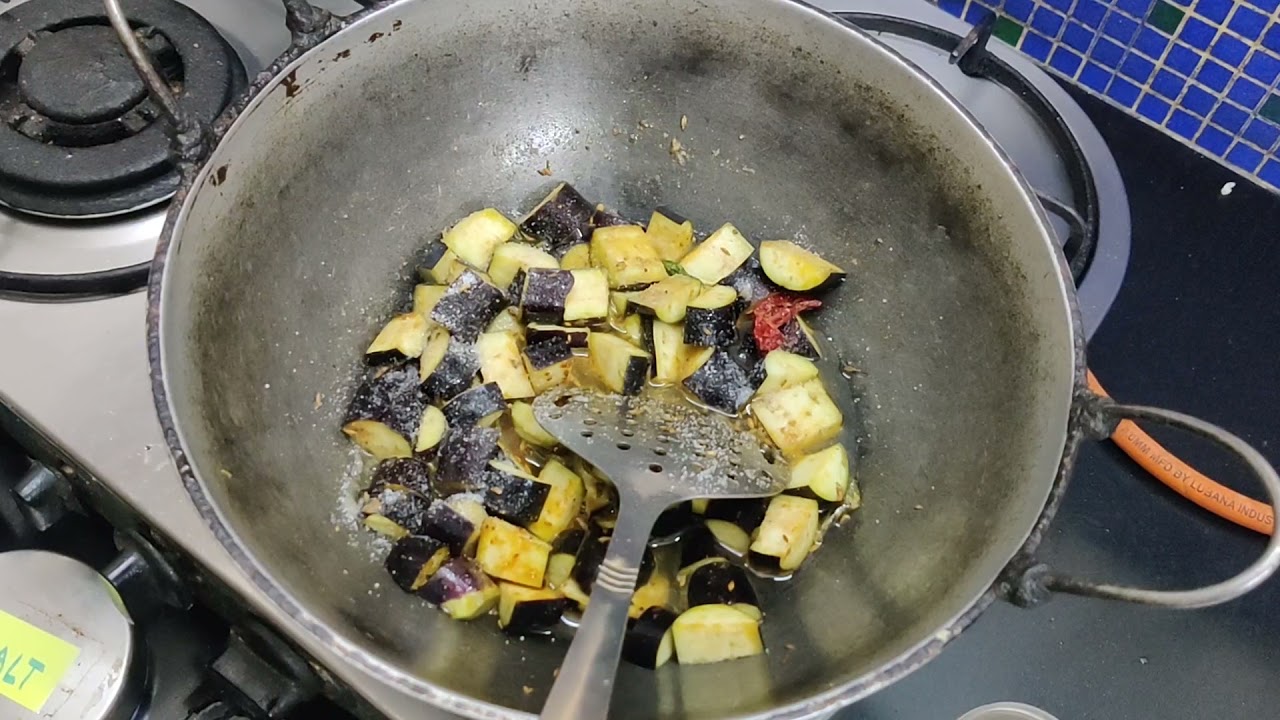 Madrasi Gotsu with Aubergine / Katrikkaai / Baingan / Vaangi.. Enjoy.. sweet and sour plus spicy👍🙏