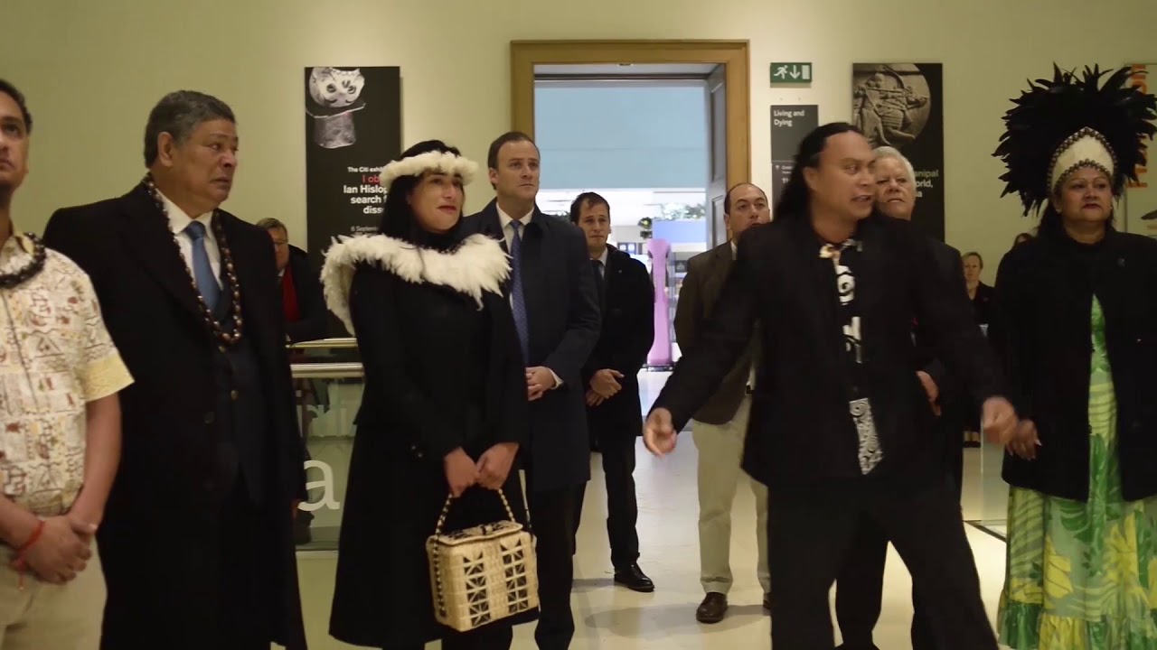 Ceremonia delegacion rapa nui frente a moai Hoa Hakananai'a