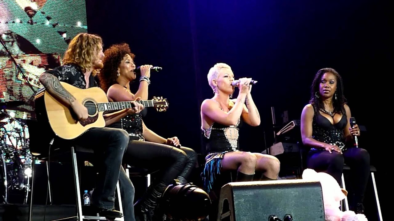 Pink ~ Dear Mr. President You Live Praha / Prague 20.7.2010 ~ Summer Carnival Tour ~ HD