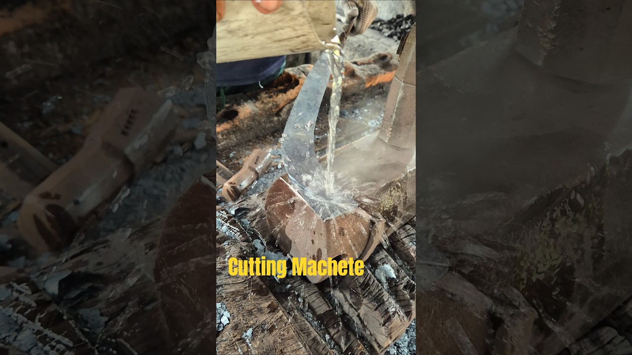 The process of cutting the tip of the machete blade💧🔨 