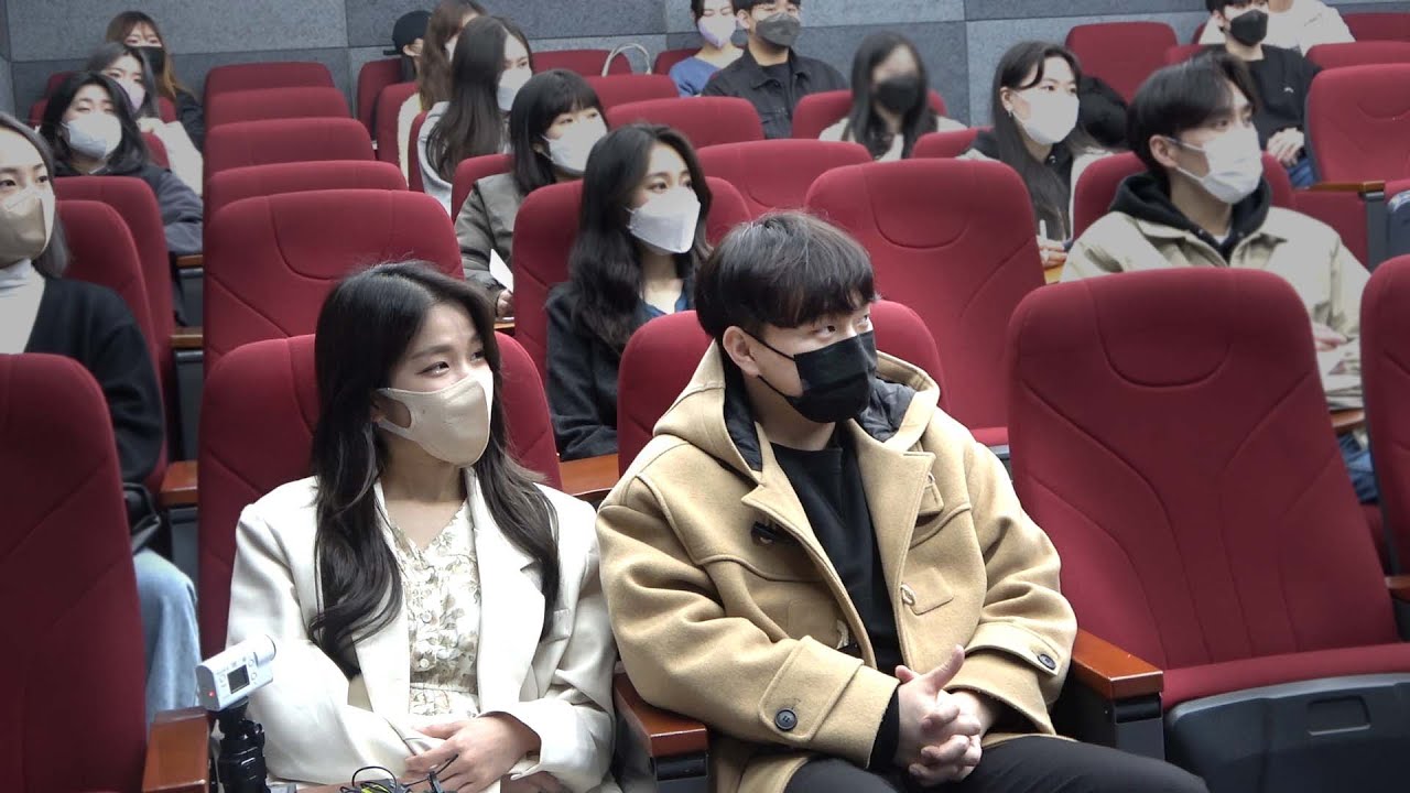 자퇴한 30살 남녀가 딱 하루만 20살 대학생이 된다면?