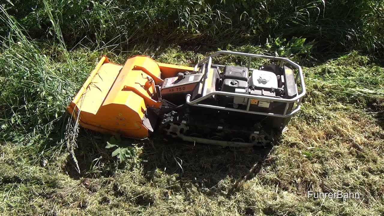 Böschungsmäher Motor Company AS 750 RC 15PS in voller Aktion am Steilhang