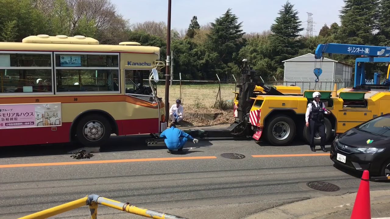 事故った神奈中バス レッカー移動