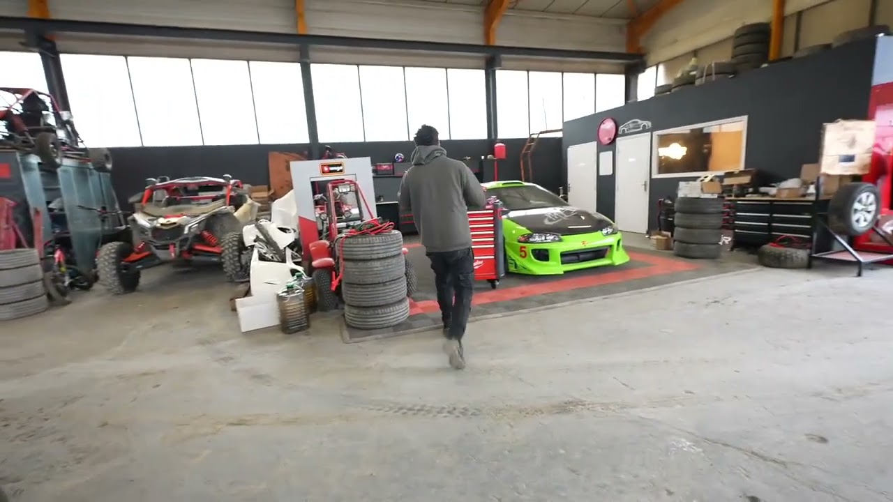 Explorer le stock secret dans ma Nissan 370Z   Qu'est ce qu'il y a à l'intérieur