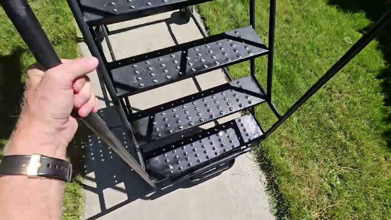 Rolling Ladder Platform 82