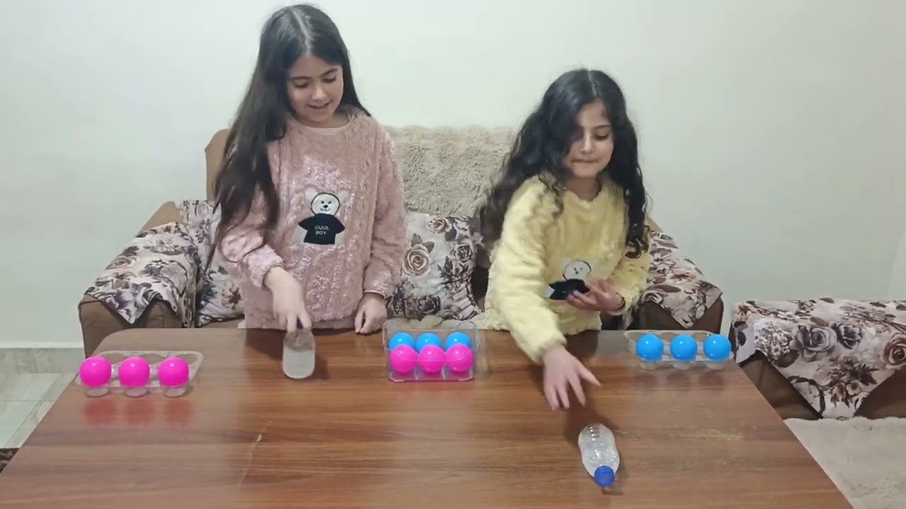 زينة وغزل 😍 تحدي رمي علبة الماء 🥤 | إذا وقفت تجمع طابة ! 😵‍💫 مين راح يفوز 🤔