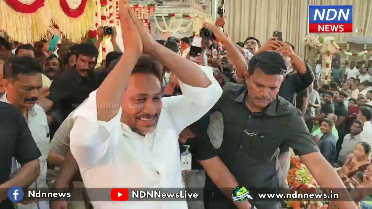 నెల్లూరులో ఓపెళ్ళికి హెలికాఫ్టర్లో వచ్చిన జగన్ వదూవరులను ఆశీర్వదించి మళ్ళీ హెలికాఫ్టర్లో  ..