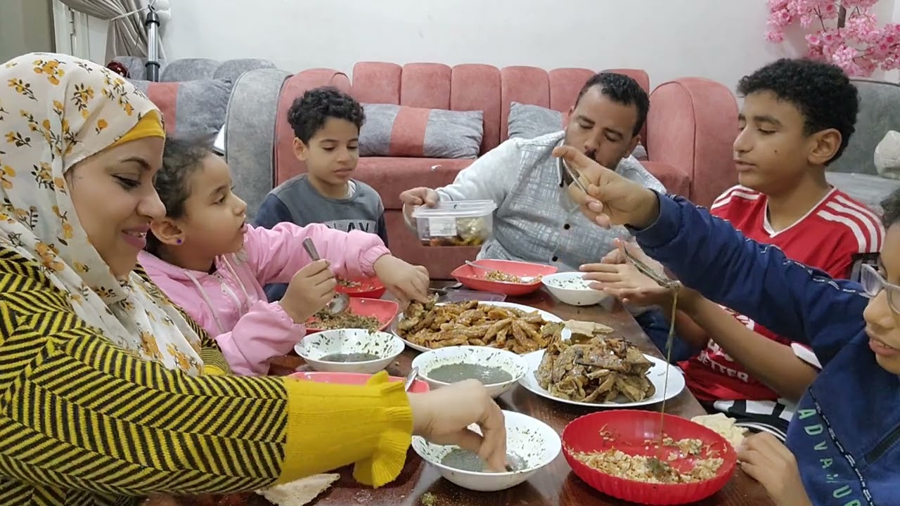تحدي مع لمه العيله على حله المحشي الكرنب الملوخيه ولسان العصفور والرز احمد هيحكي لكم حكايه