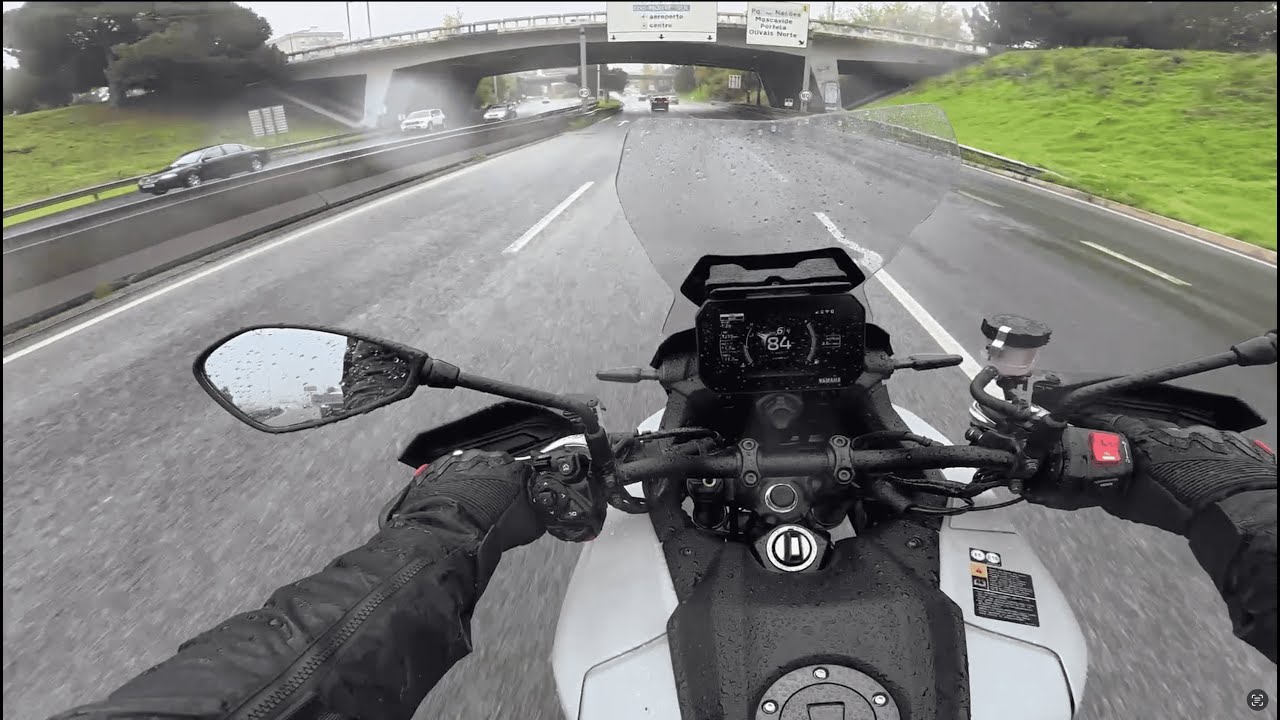 Two Wheels, One City in a raining day: Tracer 9 GT