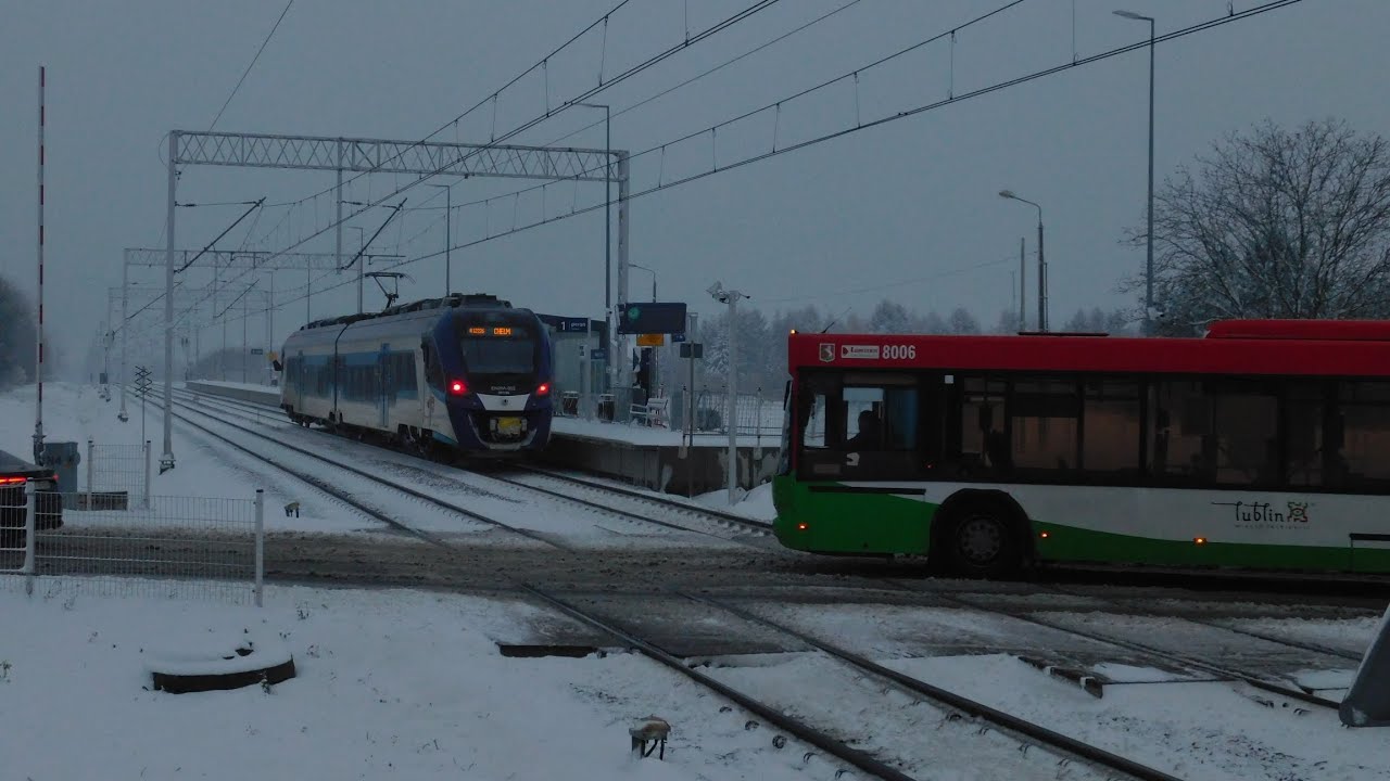 Autobus i pociągi na stacji Motycz Leśny