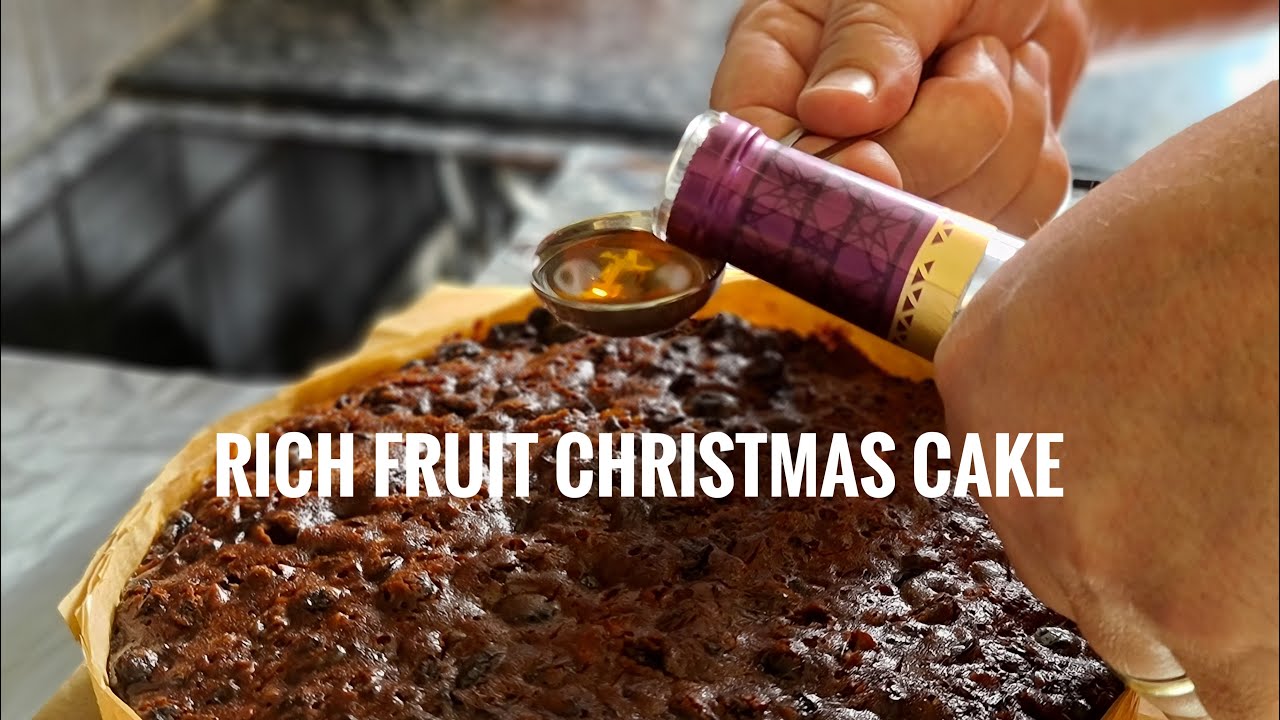 Christmas Cake - A traditional rich fruit cake everyone will love. #christmascakerecipe #xmascake