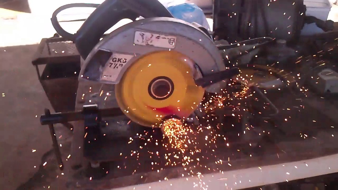 policorte caseira feita com serra circular cortando um tubo sozinha na maciota