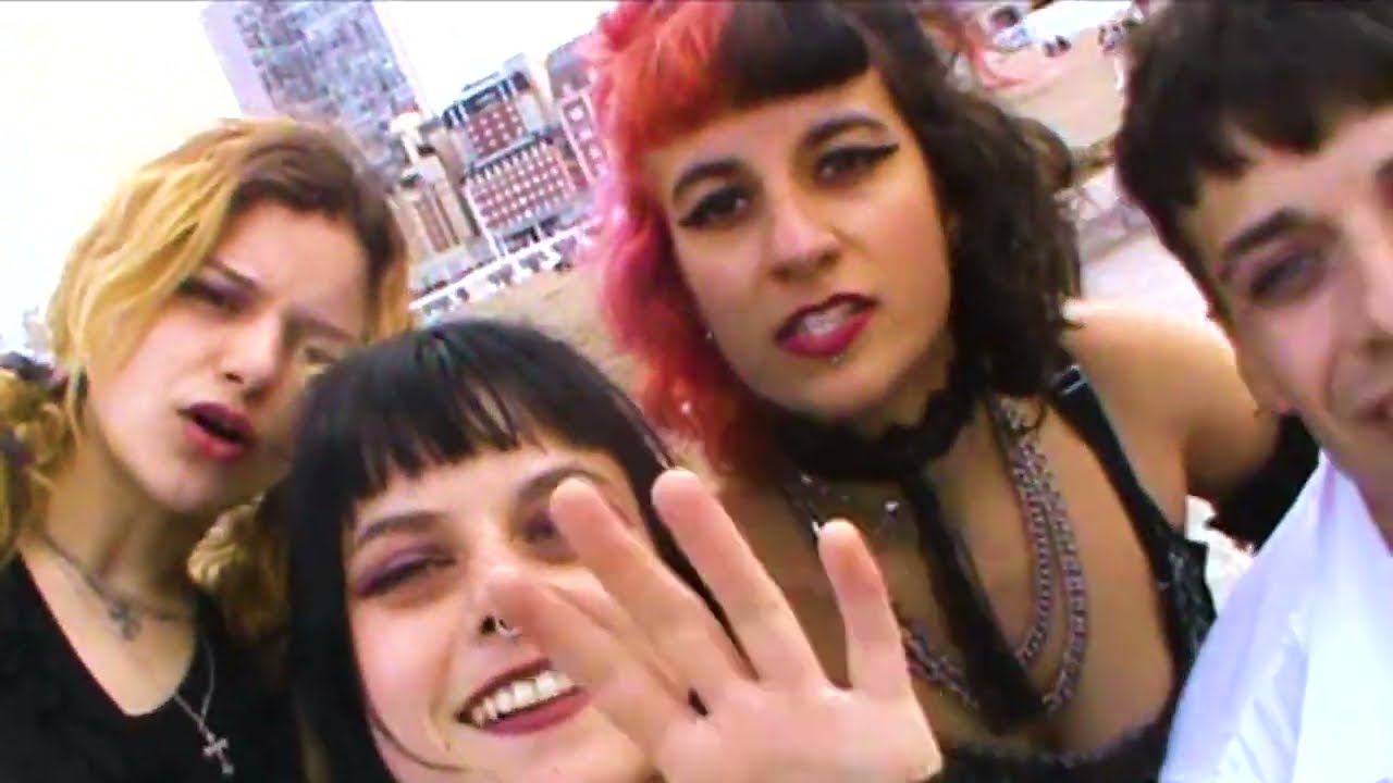 BUENOS VAMPIROS / TENGO FRÍO / OFFICIAL VIDEO