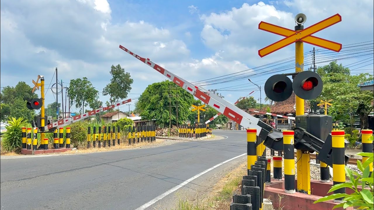 Kompilasi Perlintasan Kereta Api disekitar Tulungagung, Jawa Timur