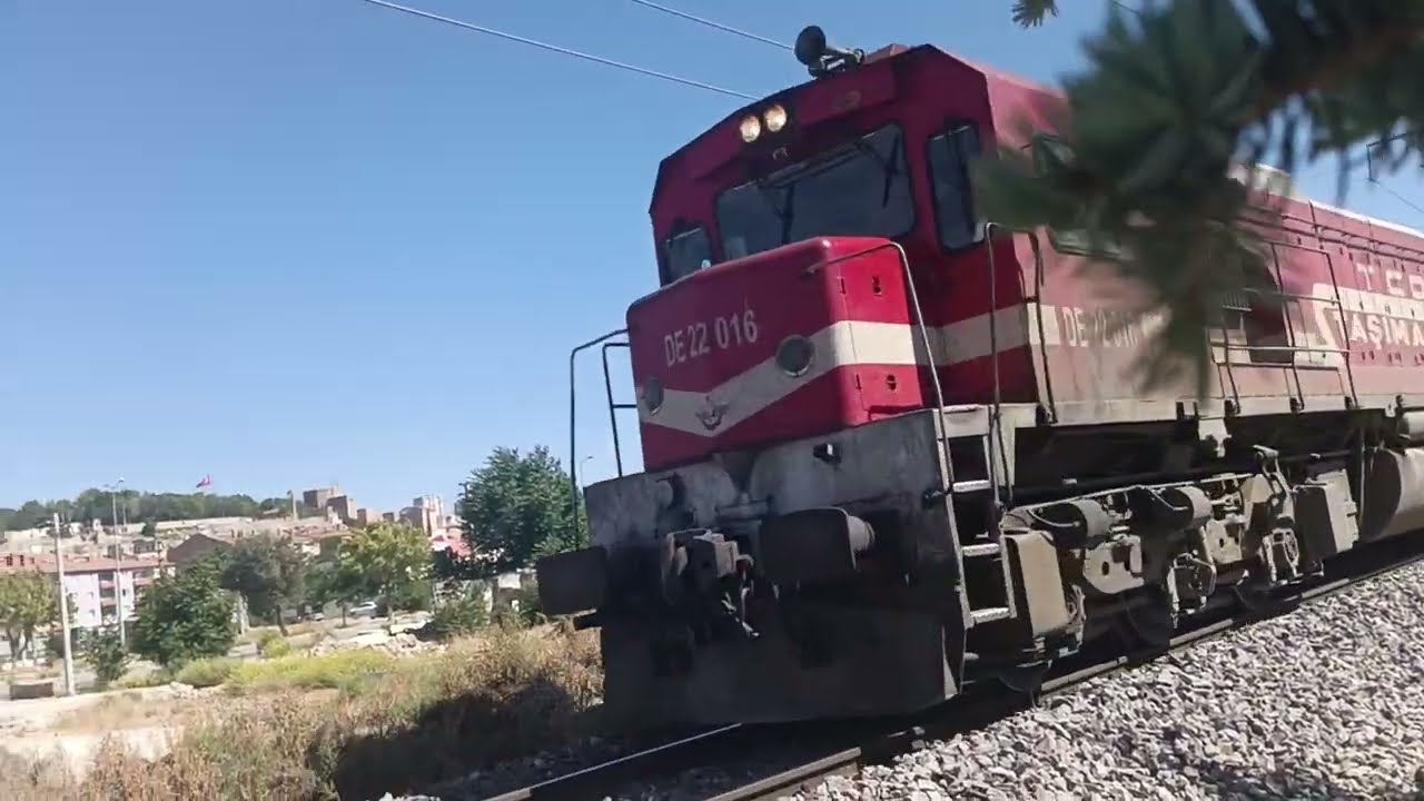 TCDD taşımacılık D 22 0 16 Erciyes ekspresi saat 10 00 Ulukışla yönüne doğru çıkışı kornalı kalkışı