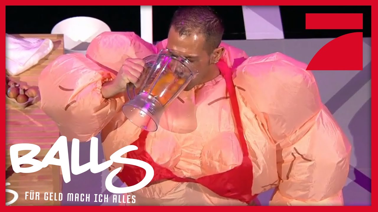 9 Rohe Eier trinken im Bodybuilderkostüm | Balls – für Geld mach ich alles | ProSieben