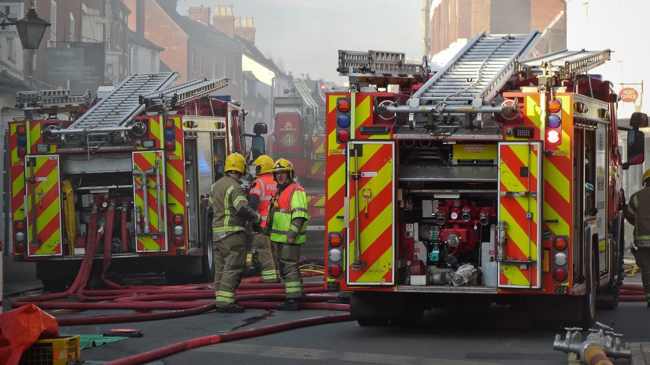 ON-SCENE - Fire at the Three Tuns Pub, Alcester (17/04/2021)