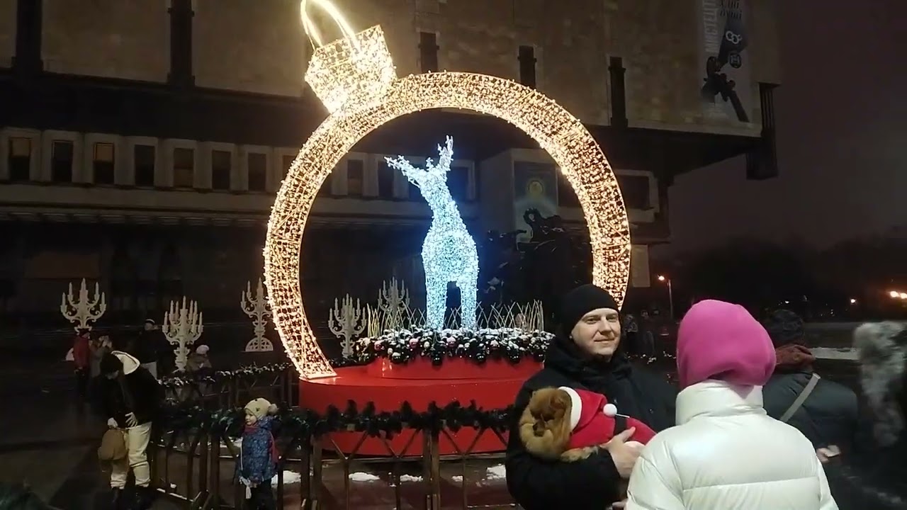 ХАРЬКОВ УКРАСИЛИ К НОВОМУ 2025 ГОДУ. ВОЗЛЕ ХНАТОБа, ЗЕРКАЛЬНАЯ СТРУЯ. 8.12.2024