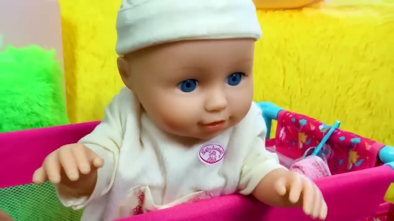 Bébé Annabelle et sa routine matinale. Vidéo pour enfants.