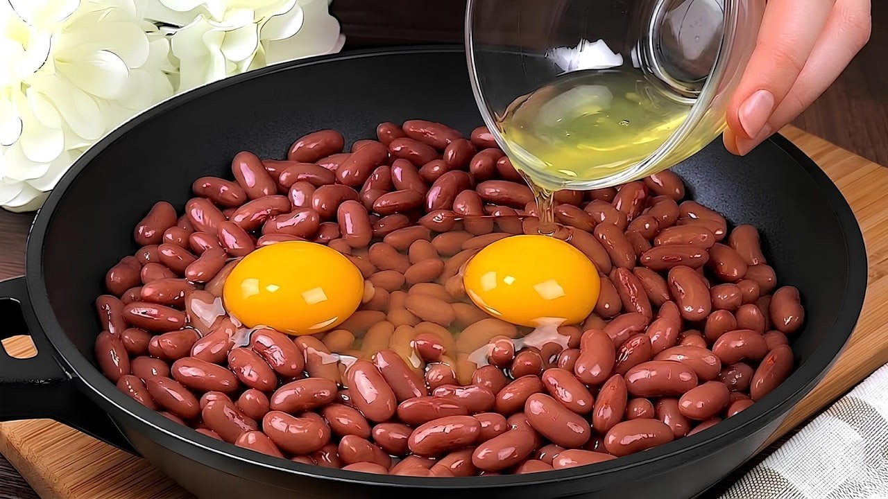 Bohnen mit Eiern sind leckerer als Pizza! Einfaches Rezept in der Pfanne.