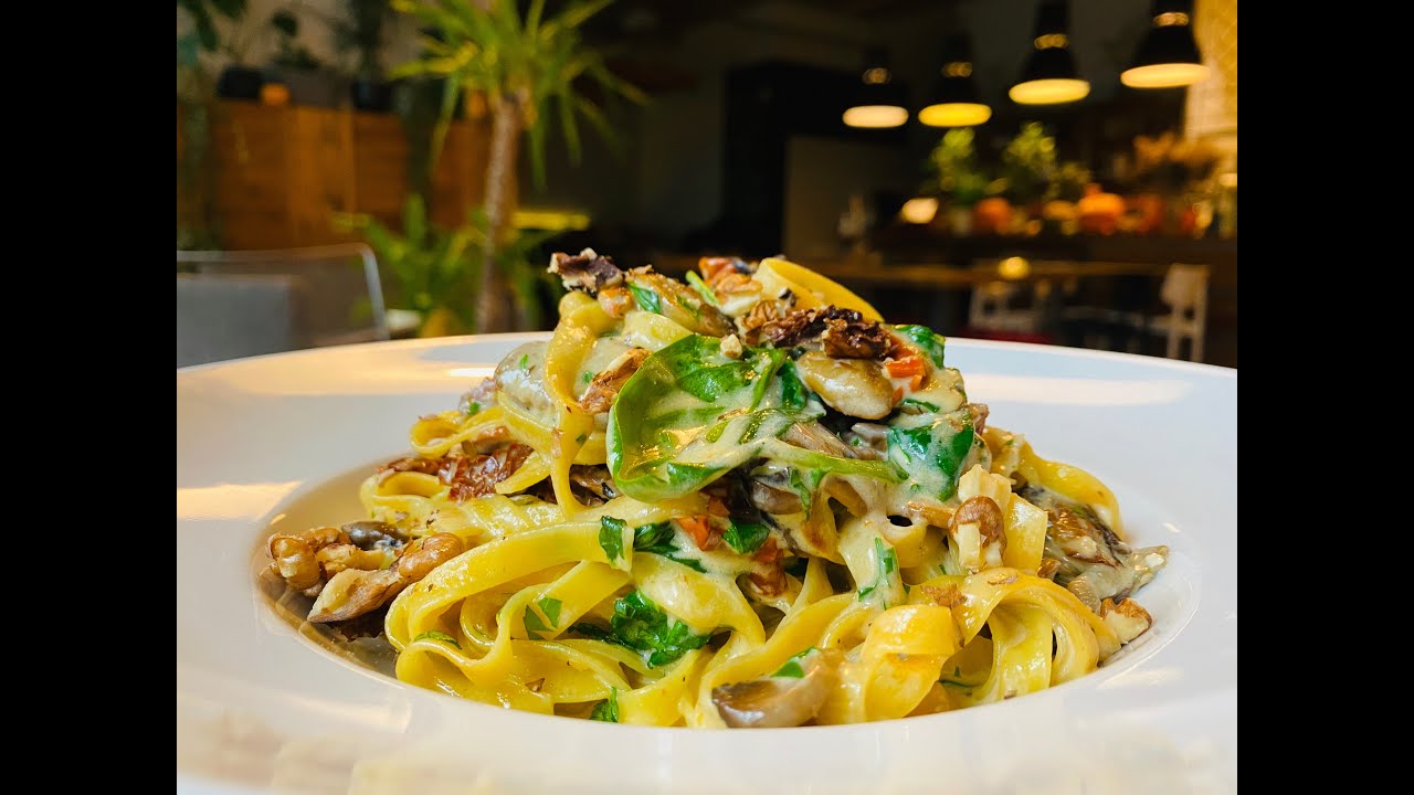 TAGLIATELLE Z GORGONZOLĄ, SZPINAKIEM I SUSZONYMI POMIDORAMI