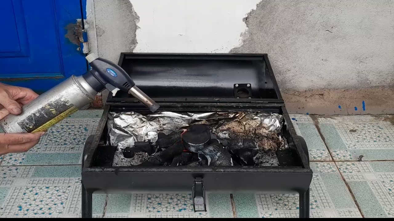 How to light a charcoal BBQ grill outdoors|C&aacute;ch thổi lửa cho l&ograve; nướng than hoa BBQ ngo&agrave;i trời