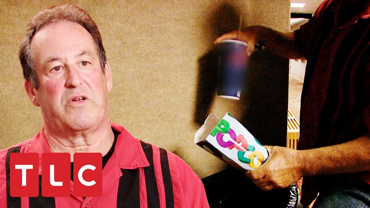 Saca golosinas y bebidas de la basura del cine para su esposa | Tacaños Extremos | TLC Latinoamérica