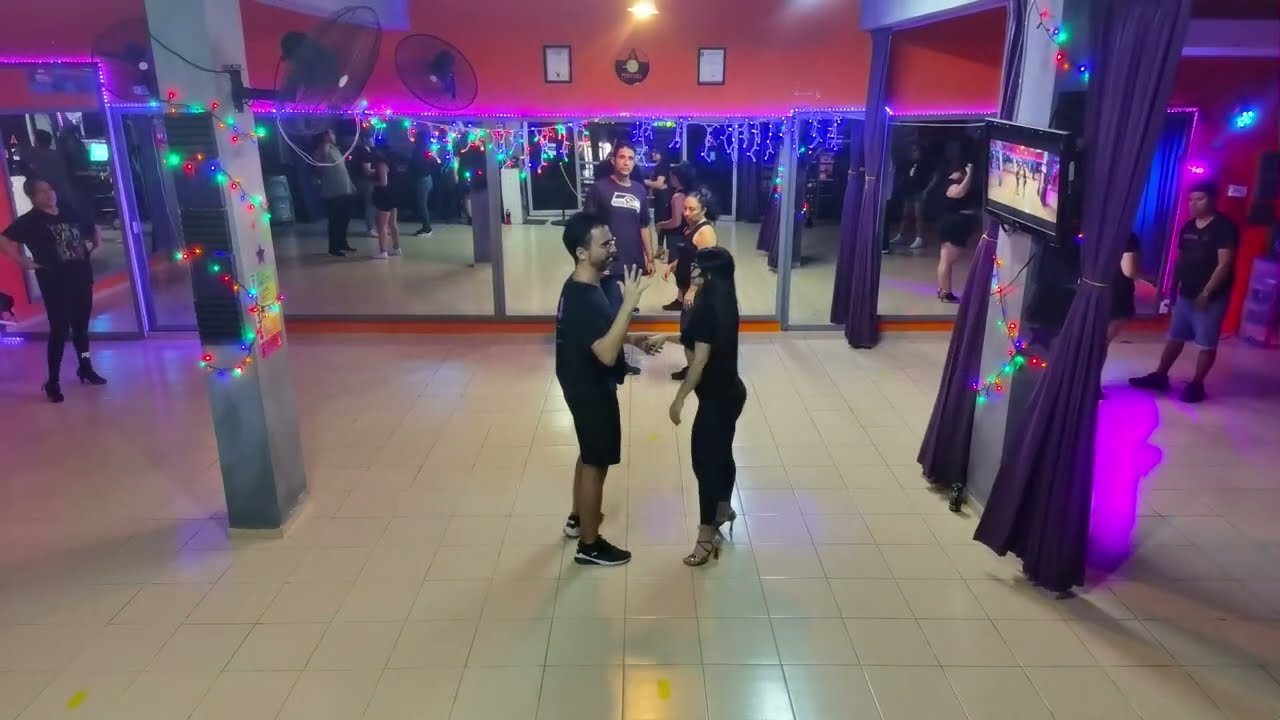 3 Horas de clases de salsa y bachata en Astro: ¡Es como estar aquí!