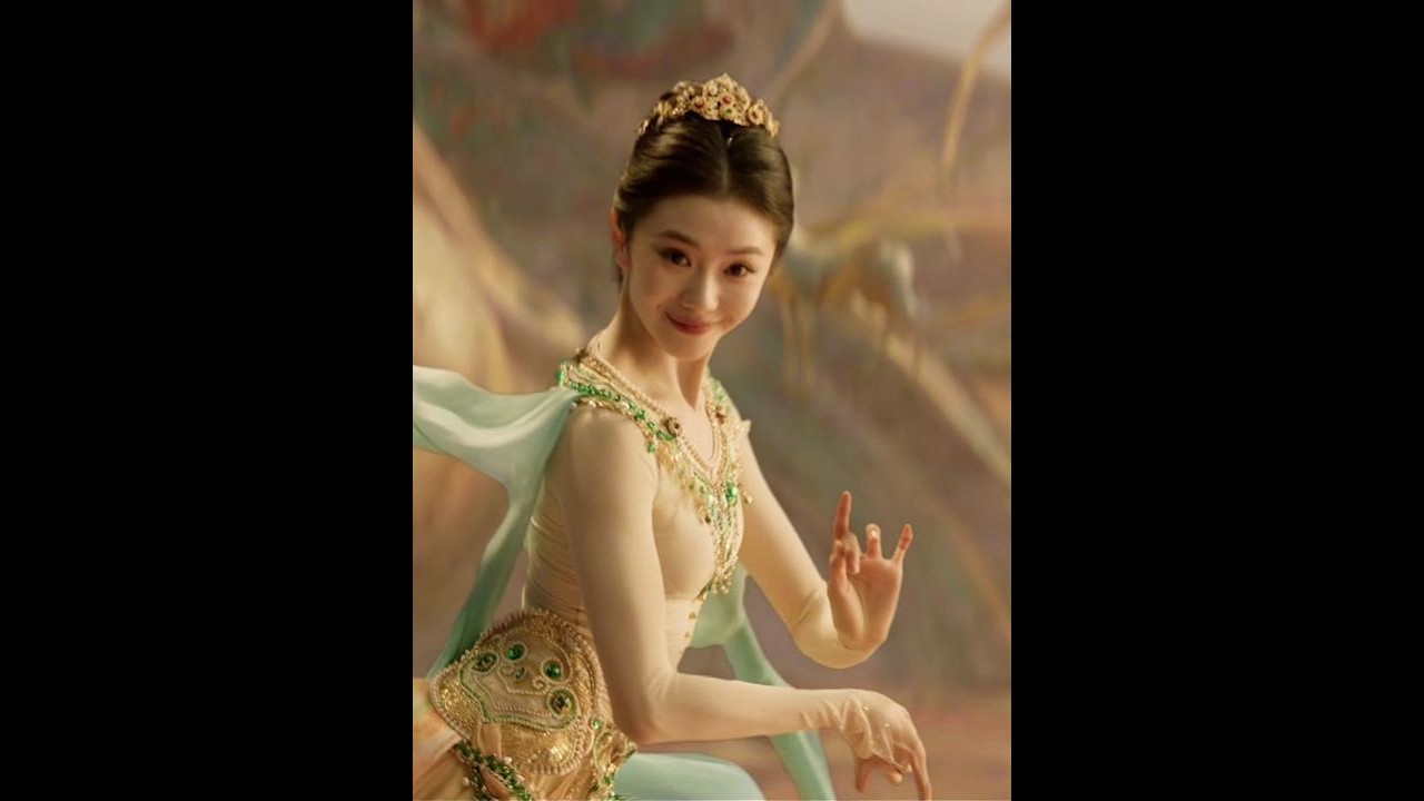 完整純享版來了～劉浩存飛天舞者扮相太美了 #2026絲路春晚 ，由青年演員劉浩存 領銜的舞蹈《千年一顧》，以“傳統藝術+前沿科技”的創新融合，成為晚會最具視覺想象力的亮點之一。作品講述了一位青