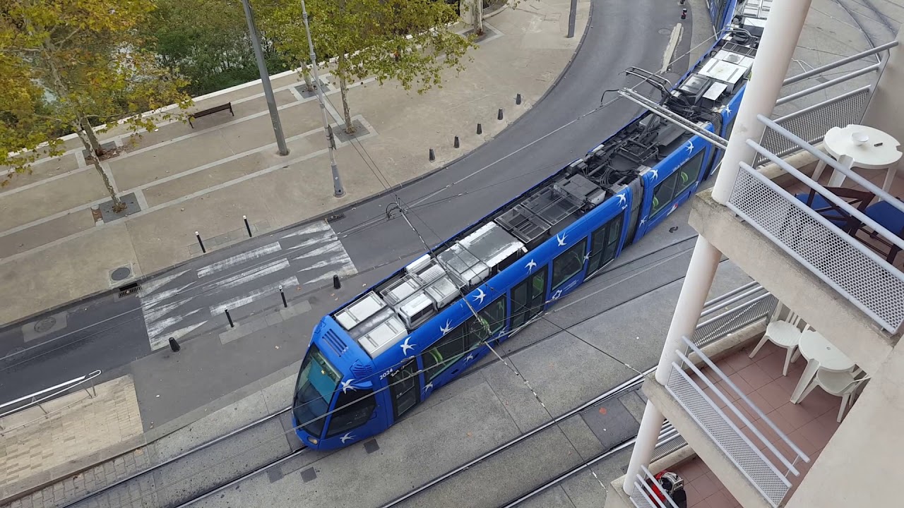 Compilation de passages de trams en station de 