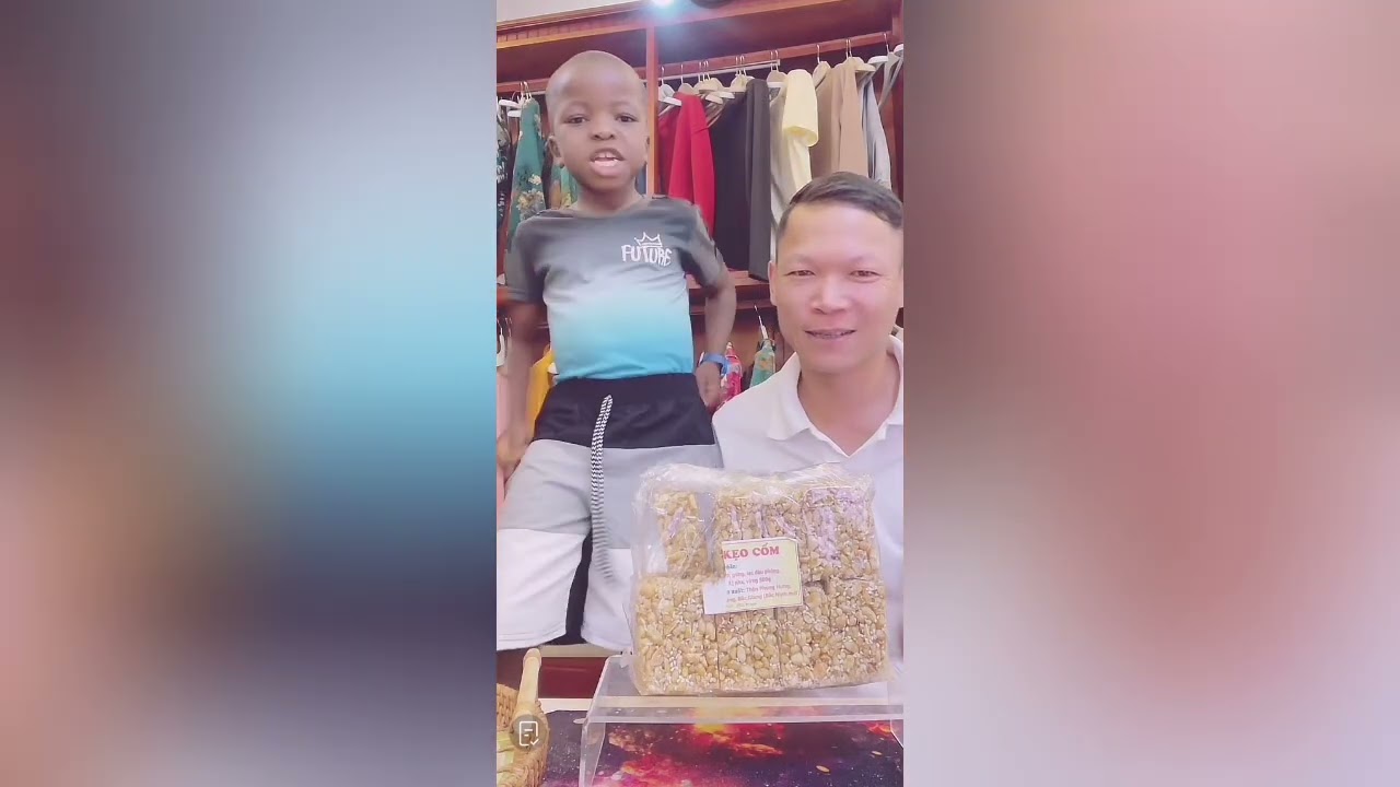 LINH PHILIP MẶT ĐẦY TỰ HÀO KHI LÔI CON CÓ THỂ TỰ BÁN HÀNG MỘT MÌNH BẰNG TIẾNG VIỆT RẤT TRÔI CHẢY
