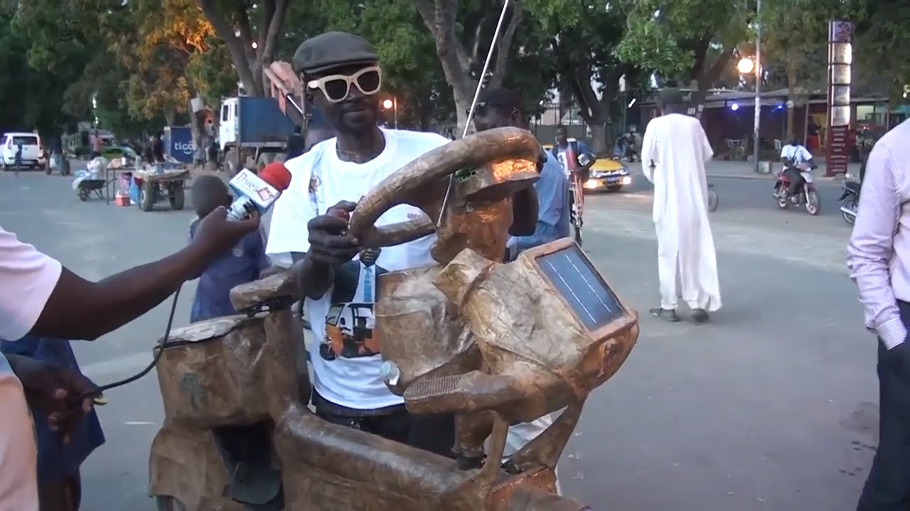 IL CONDUIT CE VÉLO EXTRAORDINAIRE