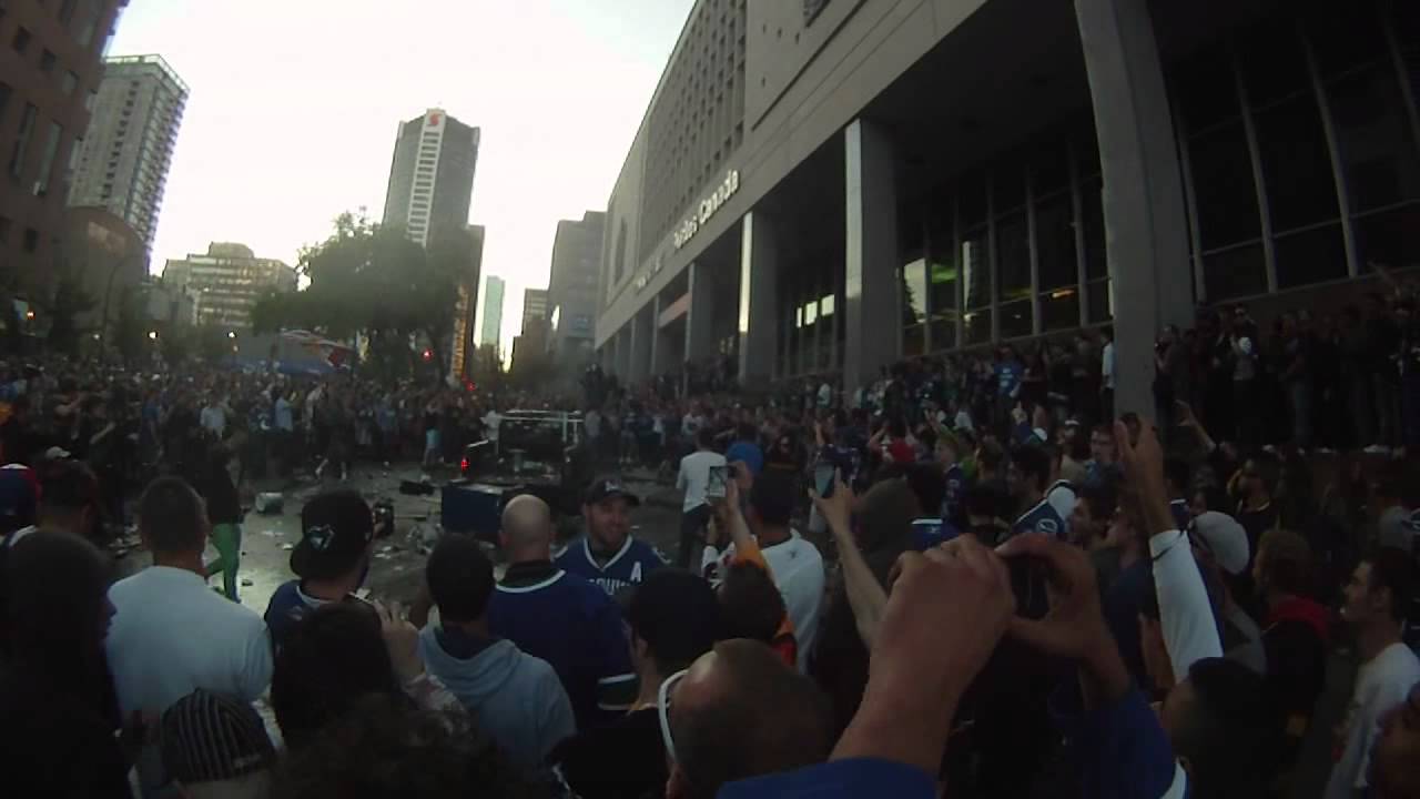 Vancouver Stanley Cup Riots 2011 - Part 1 [Flipped/burned truck, fighting]