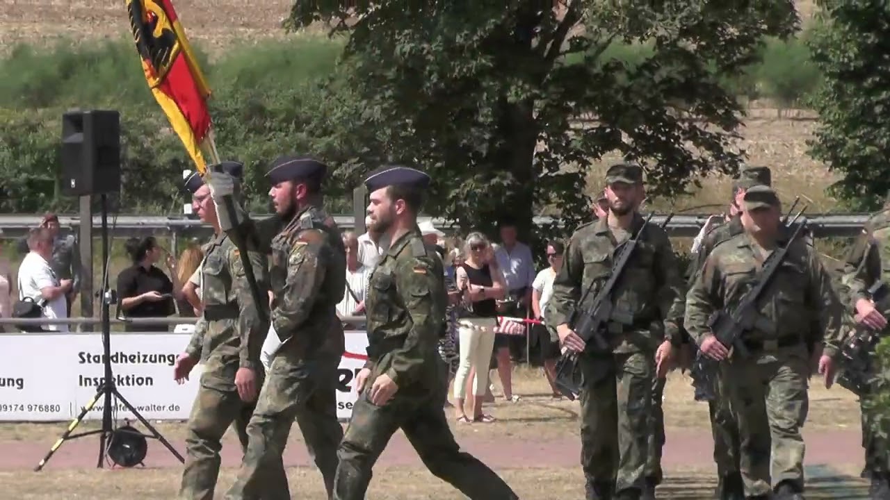 Teil 1/3   Einmarsch der Paradeaufstellung zum Gelöbnis am 18.07.22 in Heideck