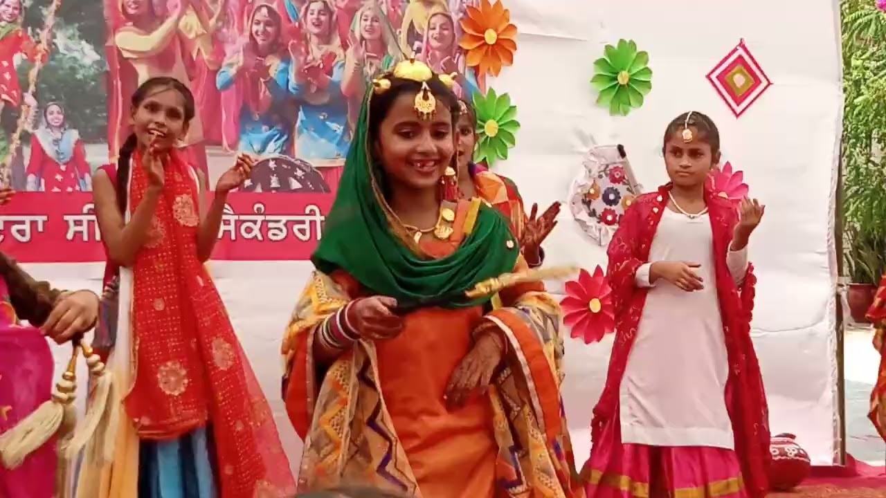 ਗਿੱਧਾ ਪਾਉਣ ਮੁਟਿਆਰਾਂ ...Gidha...enjoy