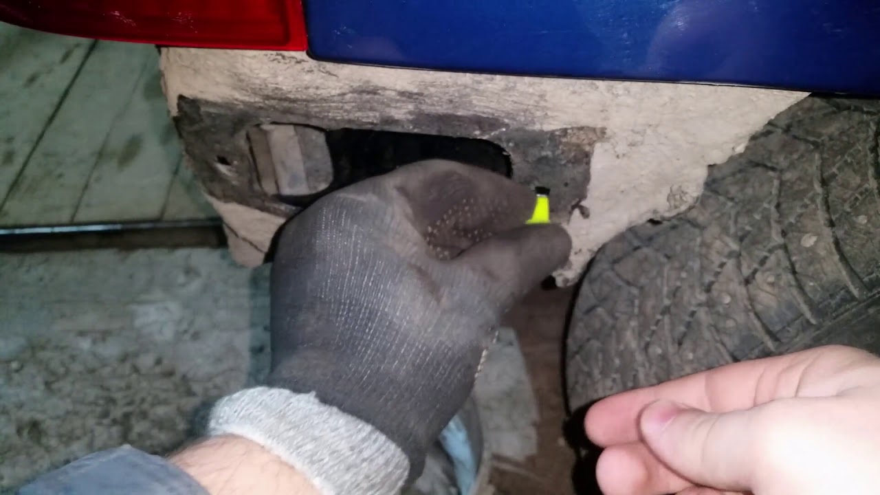 MAZDA DEMIO DW3w Заливает багажник водой.