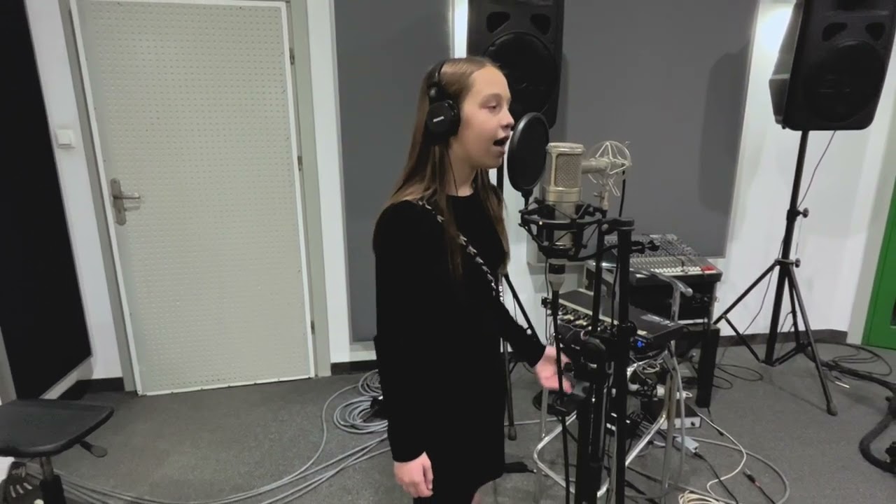Lena Dul  (Cover) Adelle  CHASING PAVEMENTS