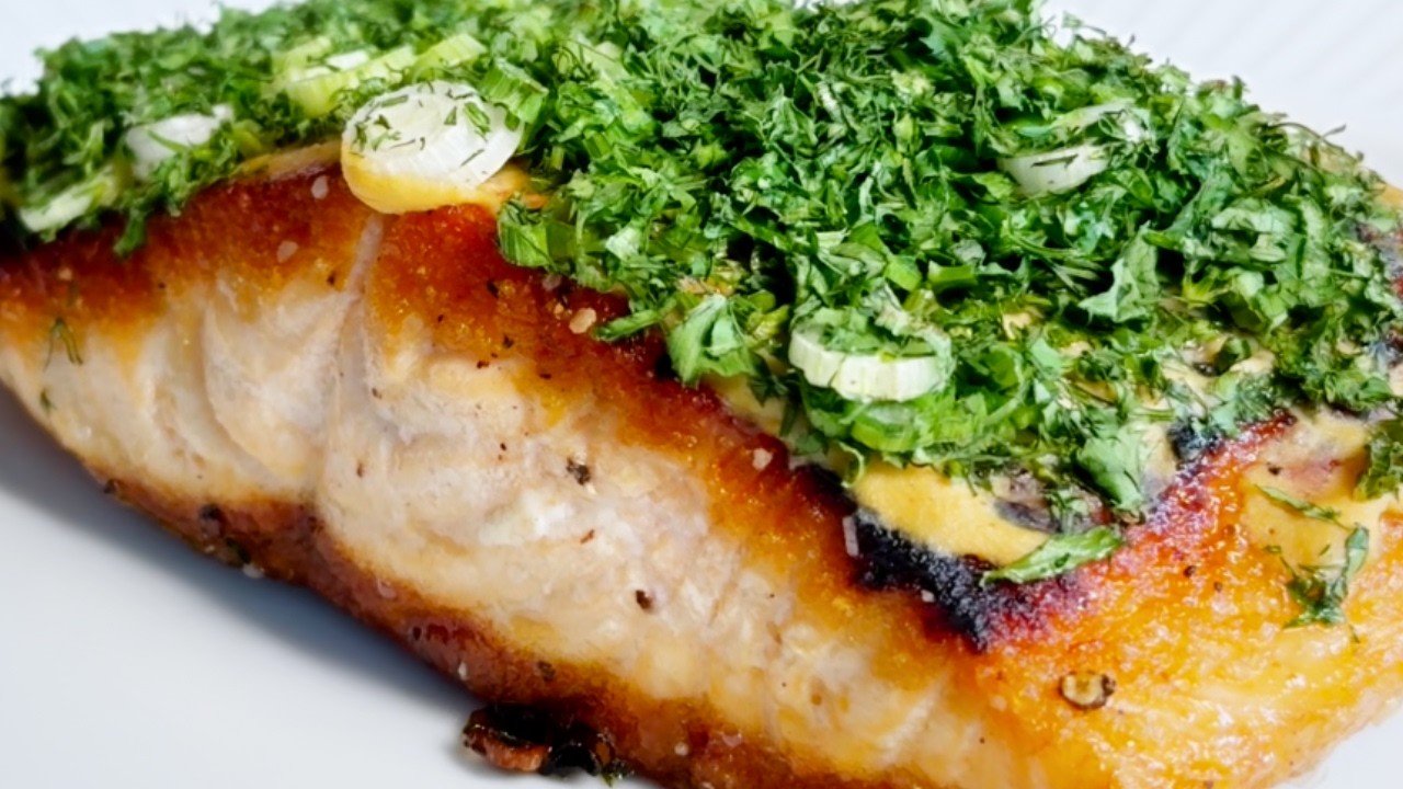 Простой ужин из лосося с травами, который по вкусу не уступает ресторанному.