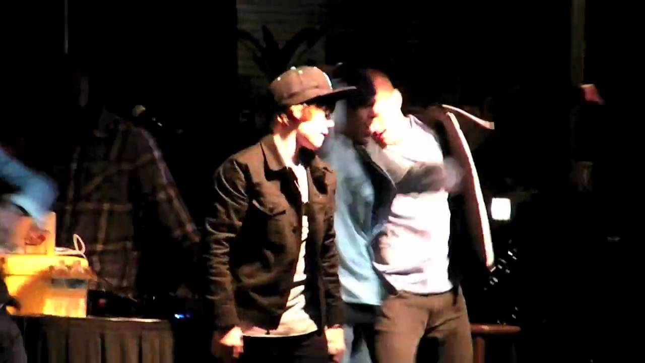 Justin Bieber singing 