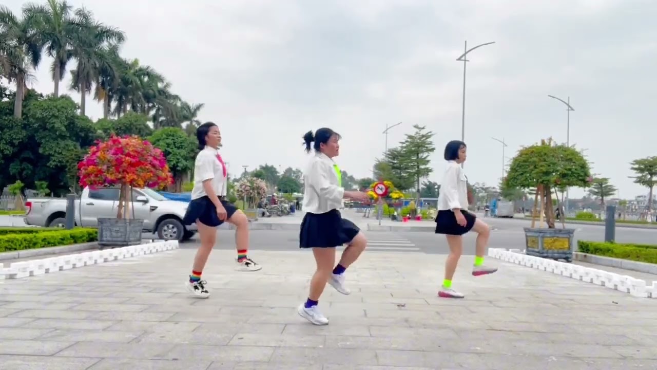 Cô gái ngây thơ.  BĐ Minh Hiền