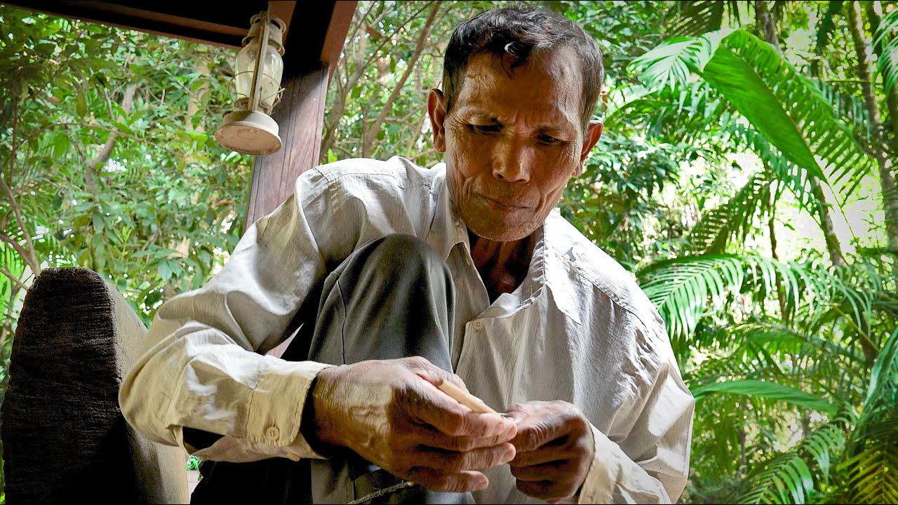 Fabrication d'une guimbarde khmère en bambou (angkuoch អង្កួច)