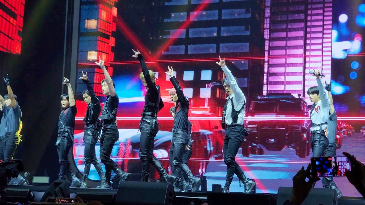 STRAY KIDS 
