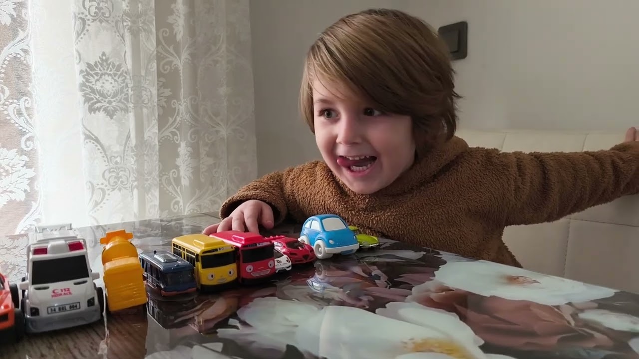 Arabalarımla oynuyorum