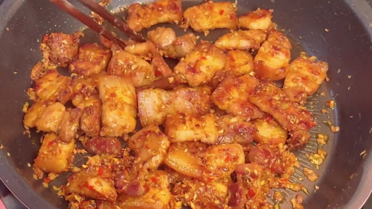 Vlog Nấu Cơm Nhà |Thịt Ba Rọi Rim Mắm Sả Cay Thơm Đậm Đà Ăn Với Cơm Nóng Ngon Khó Cưỡng #118