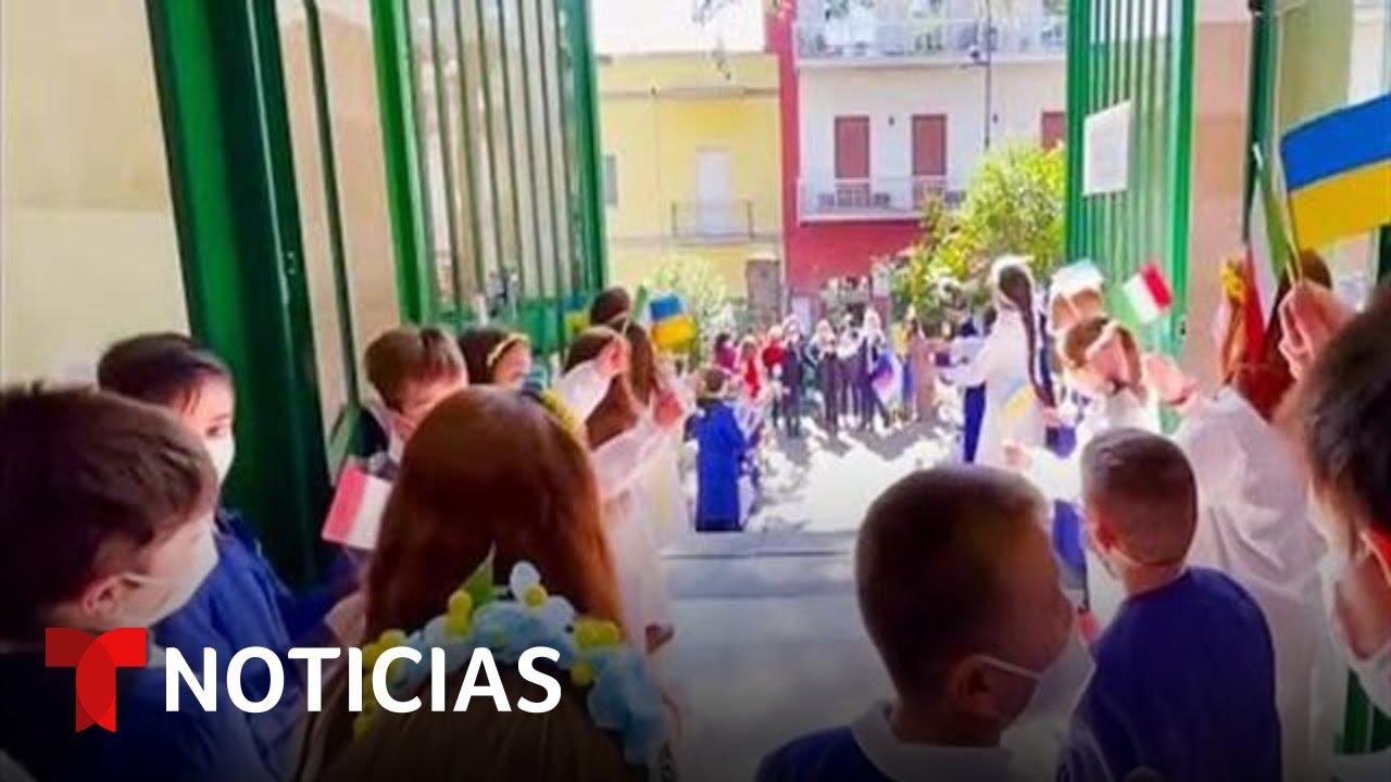 Así recibieron a unos niños ucranianos en una escuela de Nápoles, Italia | Noticias Telemundo
