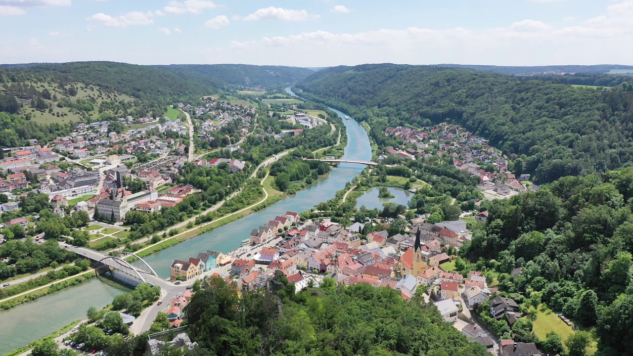 Drohnenflug über die Drei-Burgen-Stadt Riedenburg