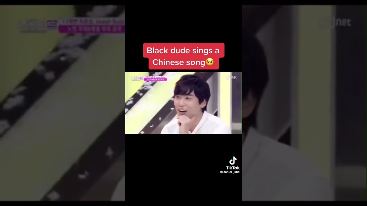 black guy singing Chinese